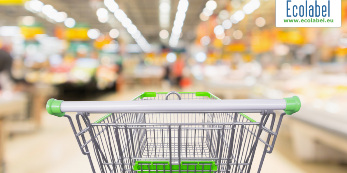 Bevásárlókosár egy uniós ökocímke logóval ellátott szupermarketben, amely környezetbarát termékeket jelöl